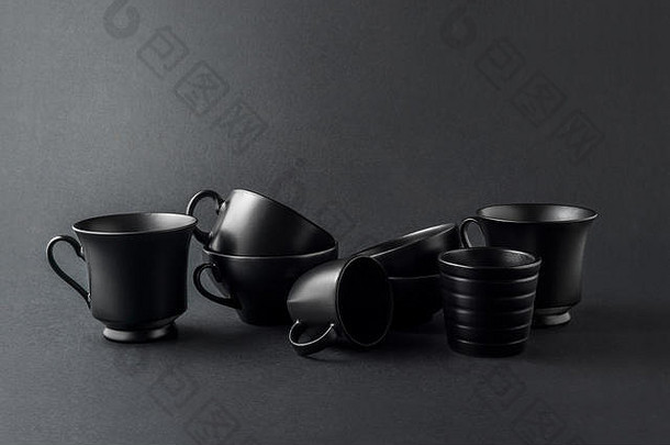 有创意的概念照片厨房用具画杯杯子黑色的背景