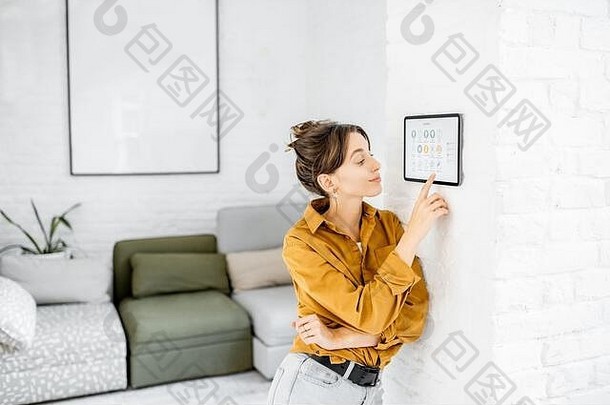 女人控制首页数字触摸屏幕面板安装墙生活房间