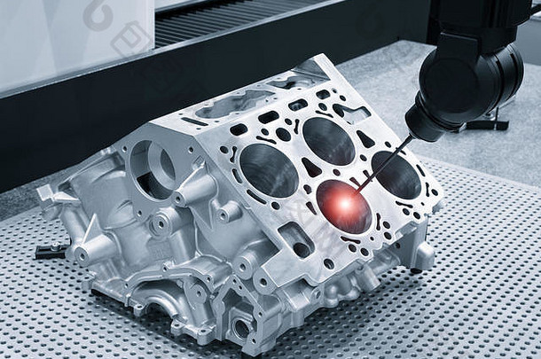 修复电动机块气缸操作符检查维铝汽车由工业工厂