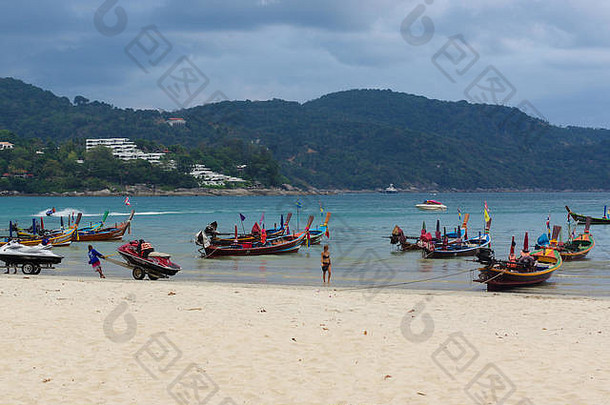Rawai海滩普吉岛岛泰国2月长跟踪船异国情调的湾