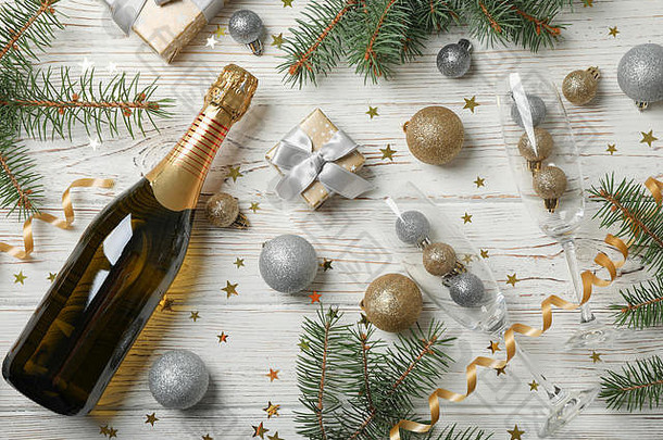 作文圣诞节装饰物香槟白色木背景前视图