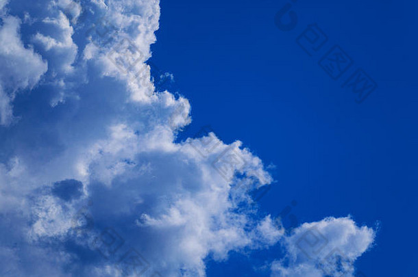 蓝色的天空白色云特写镜头夏天休息快乐生活概念