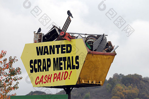 跳过完整的废金属举行在空中做广告废金属院子里