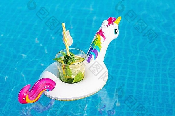新鲜的coctail莫吉托充气白色独角兽玩具游泳池假期概念