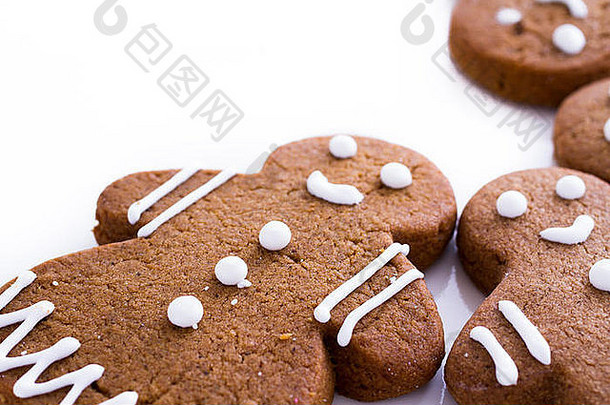 自制的姜饼饼干装饰白色糖衣白色背景