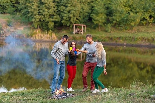 野餐朋友湖篝火公司朋友徒步旅行野餐自然背景徒步旅行者放松喝时间夏天野餐