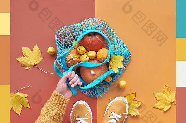 秋天平躺分裂红色的橙色纸背景橙色南瓜蓝色的网袋字符串袋黄色的帆布运动鞋手毛衣