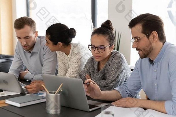 多样化的的同事们工作笔记本电脑办公室会议