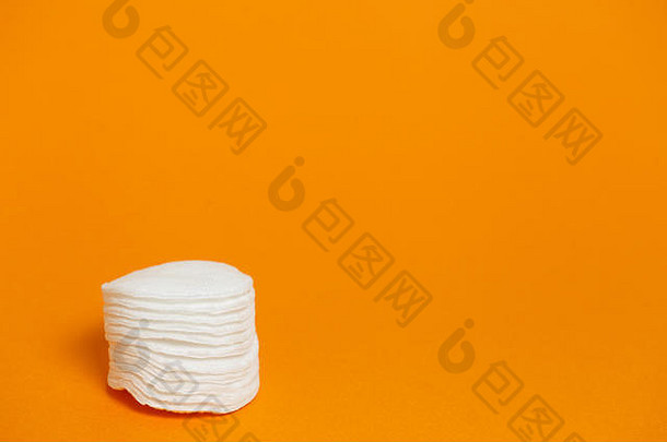 堆栈白色轮棉花海绵垫Copyspace橙色背景