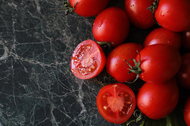 新鲜的明亮的多汁的西红柿厨房