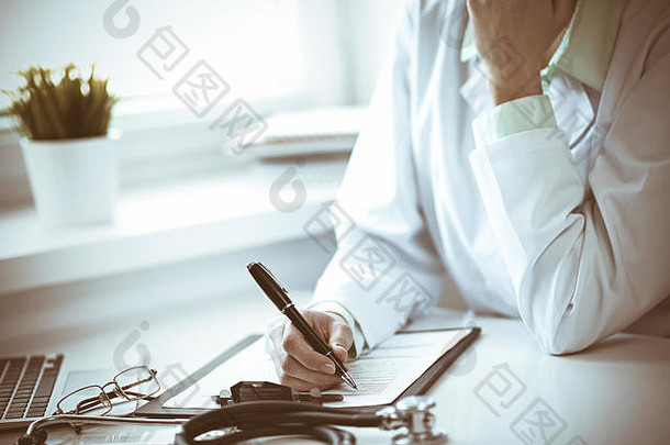 医生女人工作药物治疗历史记录形式坐着桌子上窗口医院医学健康护理概念绿色