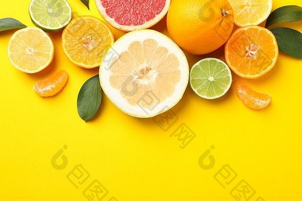 柑橘类水果叶子黄色的背景前视图