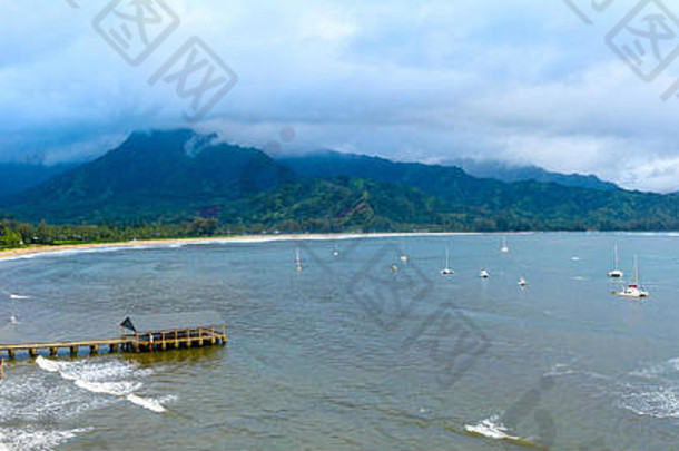 里海滩码头考艾岛夏威夷纳帕利海岸山全景视图