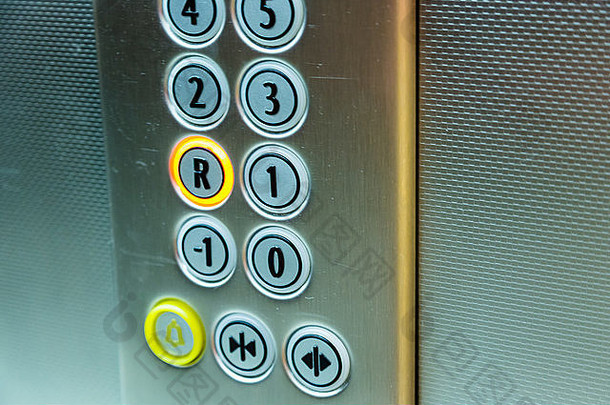 按钮电梯地板上