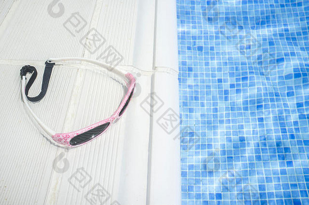 女孩太阳镜游泳在游泳池边孩子们夏天概念