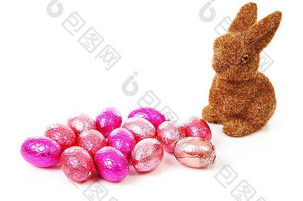 复活节兔子粉红色的鸡蛋白色背景