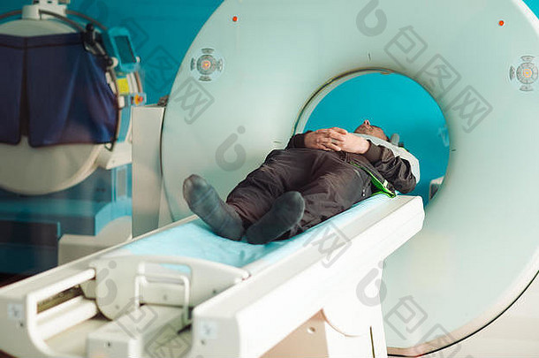 病人经历核磁共振扫描医院