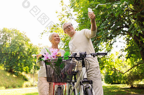 高级夫妇自行车采取自拍公园