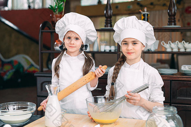 有趣的女孩孩子们准备面团厨房