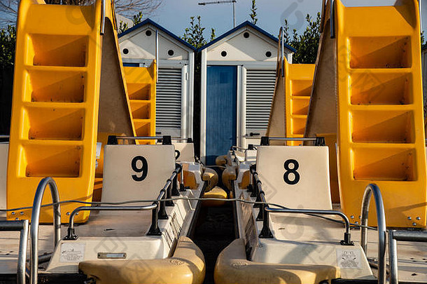 踏板船海小屋海滩湖加尔达意大利海滩概念冬天阳光冬天季节