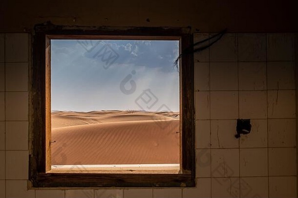 窗口被遗弃的房子沙漠地平线雨风暴接近雷灯