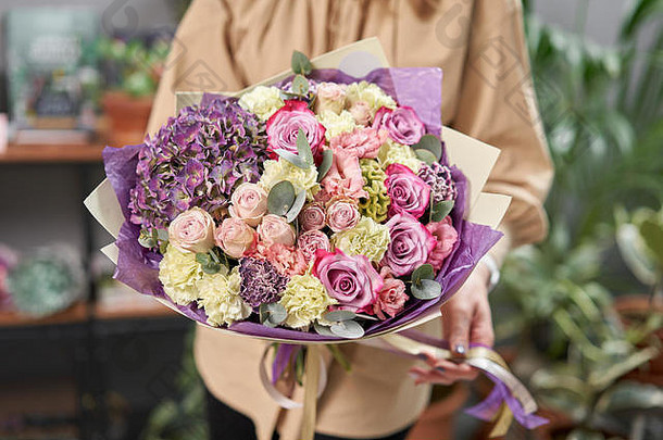 现代花商店完成了工作花店可爱的花束混合花女士手交付新鲜的减少花