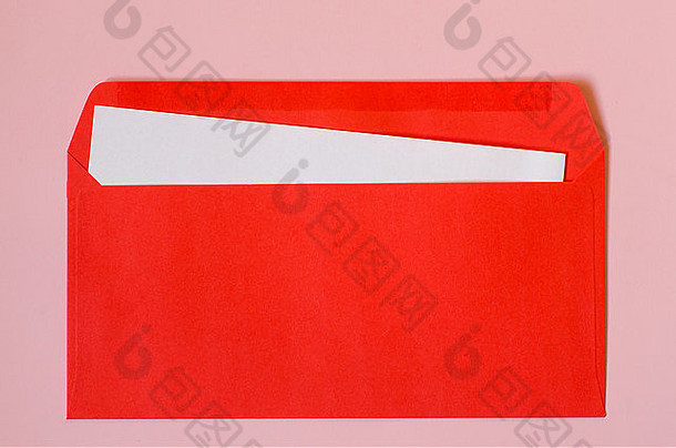 开放红色的信封空白纸粉红色的背景