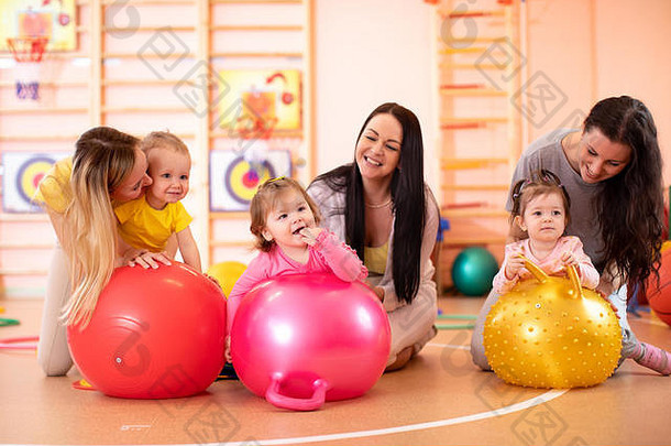 母亲快乐婴儿练习体操球健身房概念有爱心的婴儿的健康