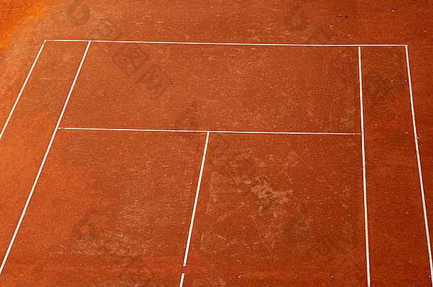 行网红色的污垢网球法院视图
