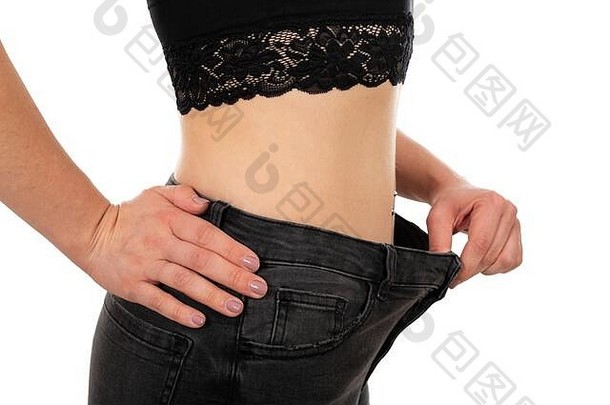 图片女腹部显示重量损失大牛仔裤黑色的前肚子环孤立的背景
