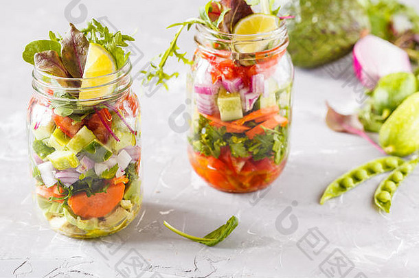 外<strong>卖蔬菜</strong>绿色明亮的沙拉罐子爱健康的素食主义者食物概念