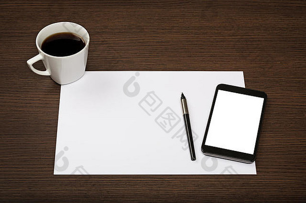 表纸智能手机空白屏幕笔杯咖啡黑暗木办公室桌子上