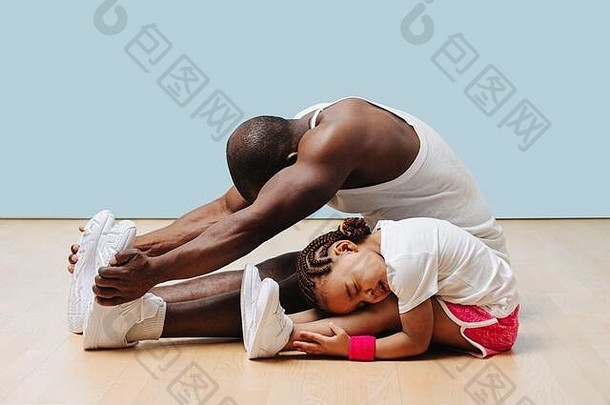 父亲女儿伸展运动膝盖支持地板上