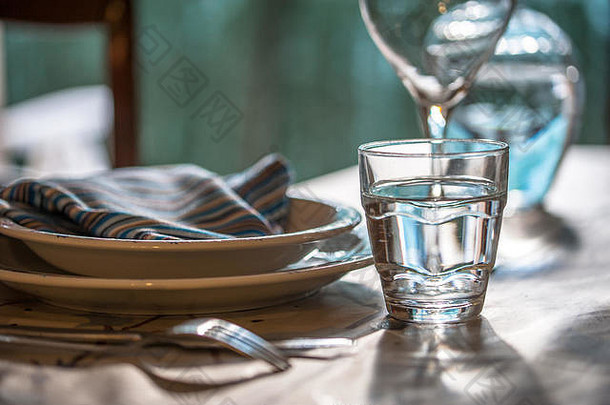 优雅的表格集餐厅夏天白色瓷菜白色古董花边餐巾玻璃器皿