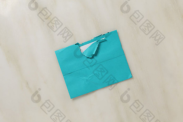 略撕裂开放邮政信封大理石表面明亮的蒂尔蓝色的彩色的信封