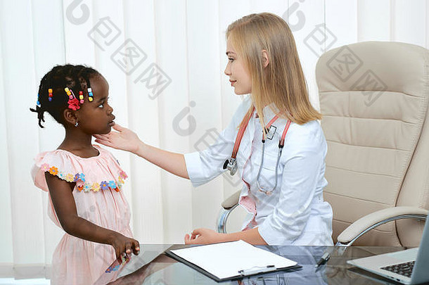 肖像医生女孩医院年轻的专业自信女人坐着工作帮助检查生病了可爱的女孩女孩医疗咨询诊所