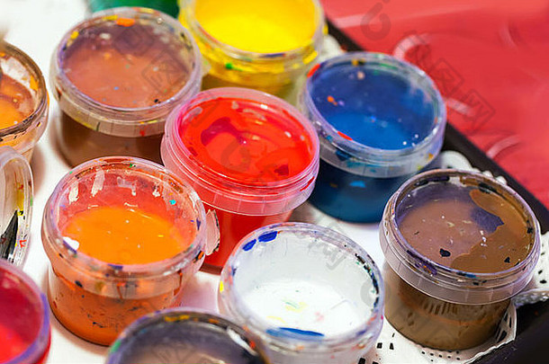 色彩斑斓的丙烯酸油漆小塑料罐