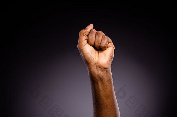 关闭照片非洲式发型美国手提高的拳头支持非洲社区停止歧视孤立的黑色的颜色背景