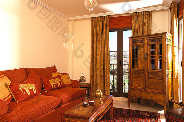 Terracotta彩色的沙发传统的雕刻木橱柜西班牙语生活房间
