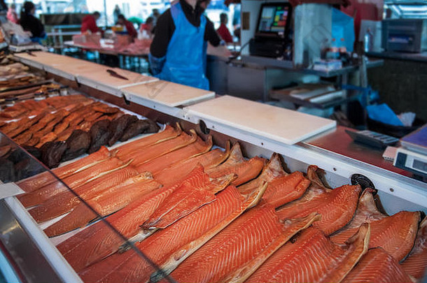 大展示半美味的鱼北海鳟鱼大马哈鱼粉红色的大马哈鱼计数器挪威鱼市场关闭