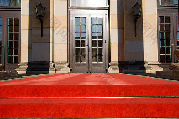 红色的地毯领先的入口通过
