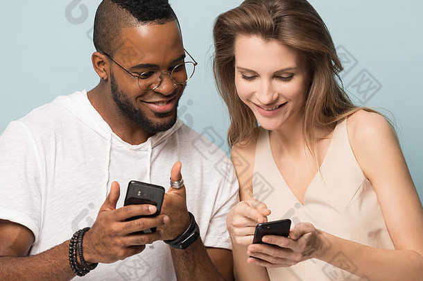 快乐多民族夫妇分享在线交易智能手机