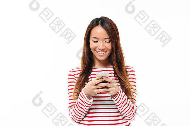 肖像微笑年轻的亚洲女孩移动电话站孤立的白色背景