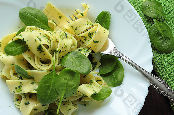 帕帕代尔意大利面新鲜的菠菜白色板