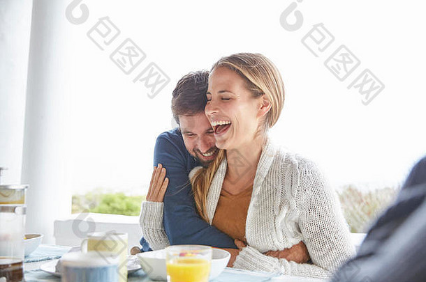 充满深情的夫妇拥抱笑早餐天井