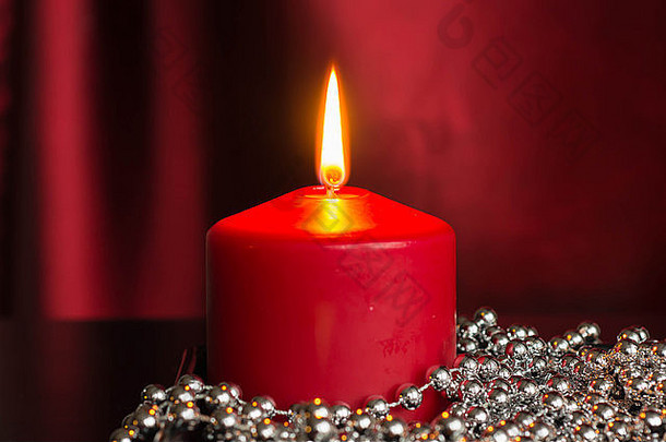 红色的蜡烛装饰银球