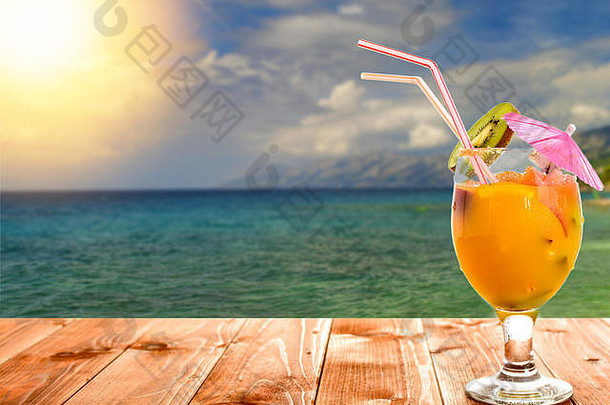 夏天水果饮料汁海洋海滩背景