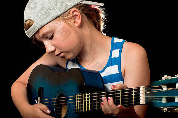 女孩学习吉他