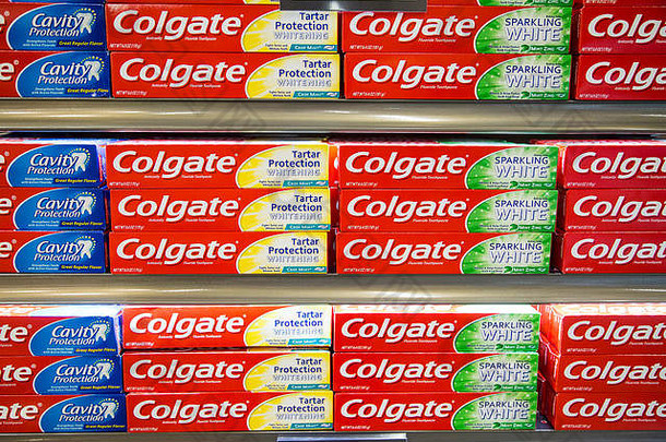栈高露洁牙膏盒子显示货架上杂货店商店