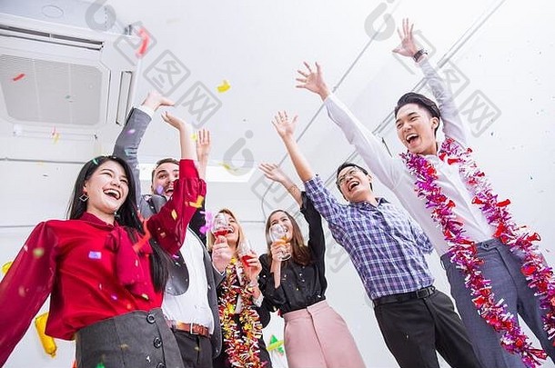 业务赢家团队gladful聚会，派对问候庆祝活动办公室人手上升高